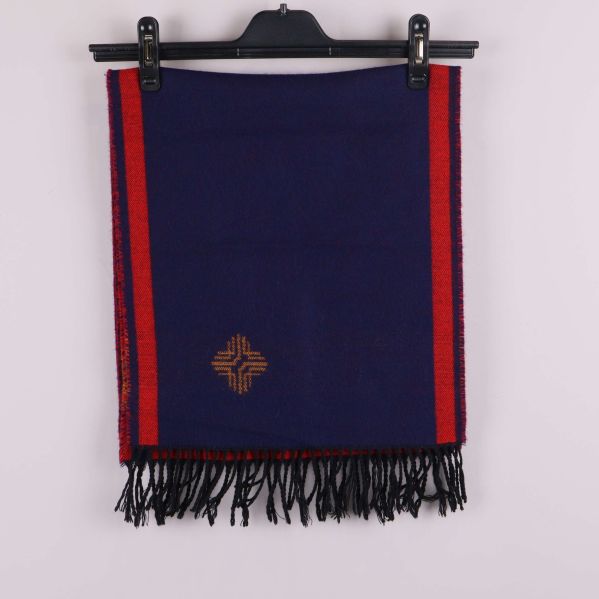 Halsduk hängande med röda kanter och fransar