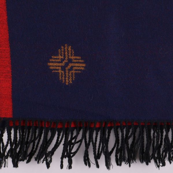 Närbild på gult vävt mönster mot blå bakgrund