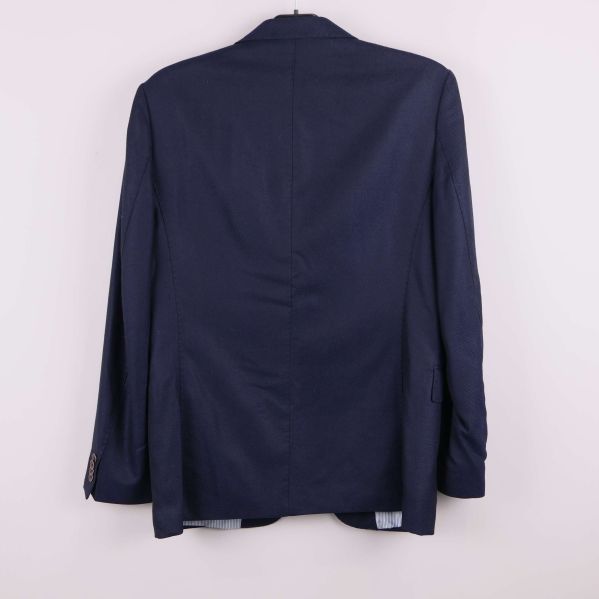 Baksidan av marinblå kavaj med slät rygg