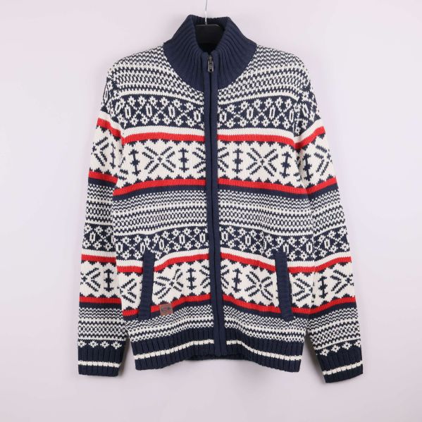 Stickad tröja med blåvitt och rött mönster samt dragkedja och ståkrage