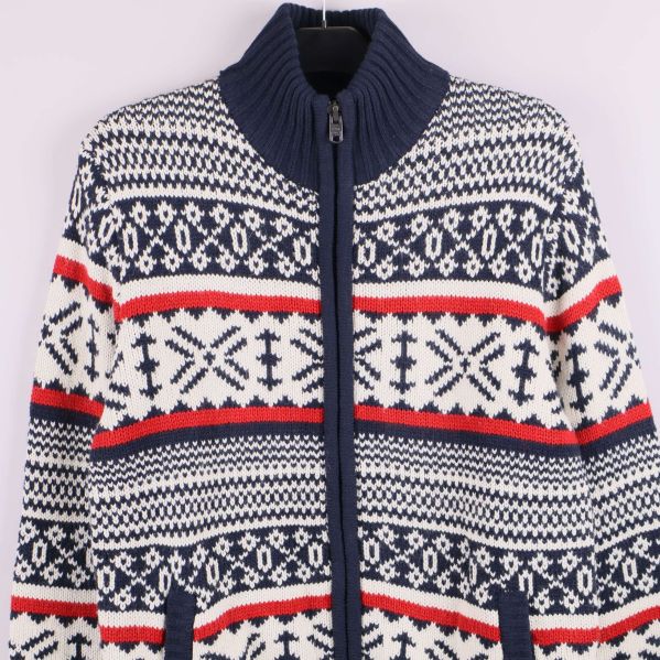 Närbild på tröjans överdel visar mönster och ståkrage