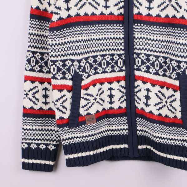 Fickor och nederdel av mönstrad ziptröja synlig