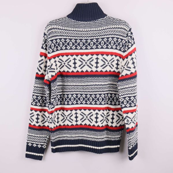 Baksida av stickad tröja i blått, vitt och rött mönster