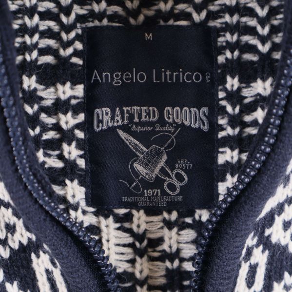 Nära på etikett från Angelo Litrico Crafted Goods i tröjans krage
