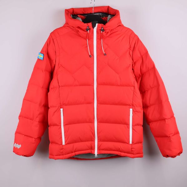 Framsidan av röd vadderad jacka med huva och dragkedja