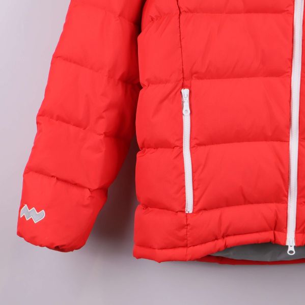 Närbild på ficka och logga på vänster ärm