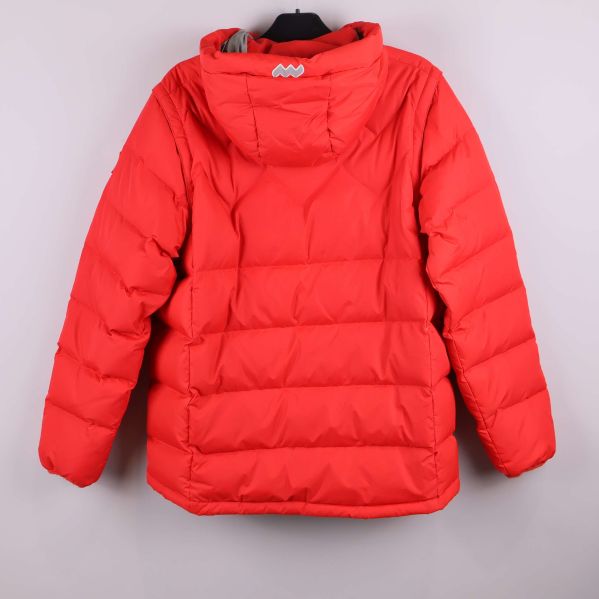Baksida av röd vadderad jacka med quiltad söm