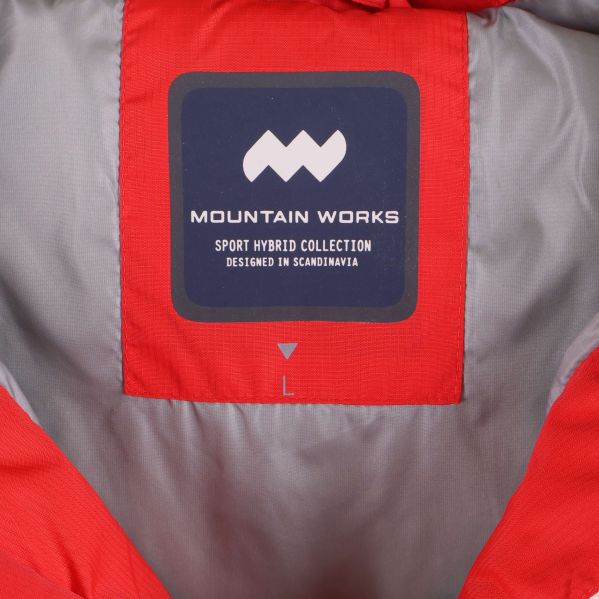 Insida på jacka med etikett från Mountain Works