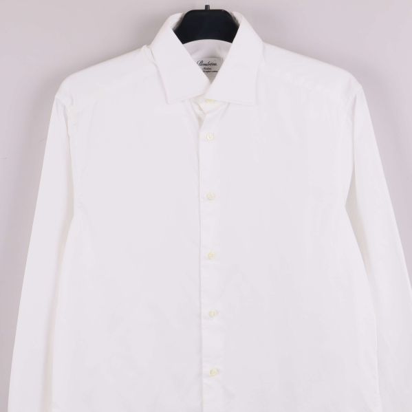 Framsida av vit skjorta samt detaljer på kragen