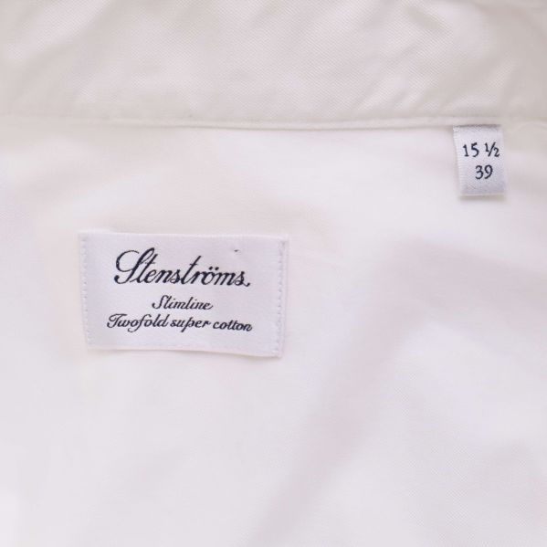 Närbild på Stenströms etikett i vit skjorta