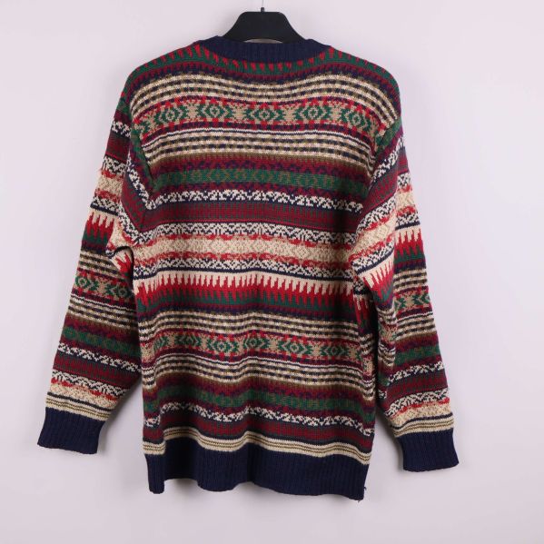 Stickad tröja på galge med flerfärgat klassiskt mönster bak