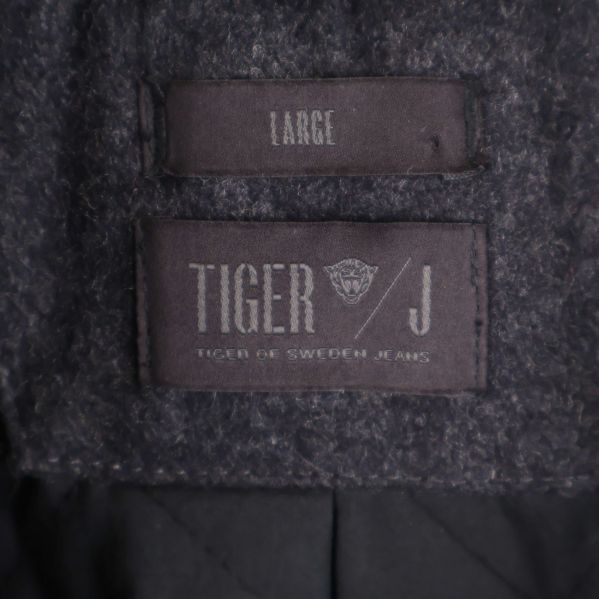 Närbild på TIGER JEANS etikett och storlekslapp
