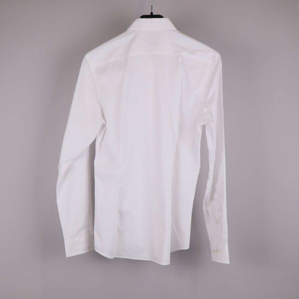 Helbild av vit skjorta bakifrån på galge