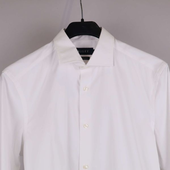 Närbild på skjortans överdel med klassisk krage