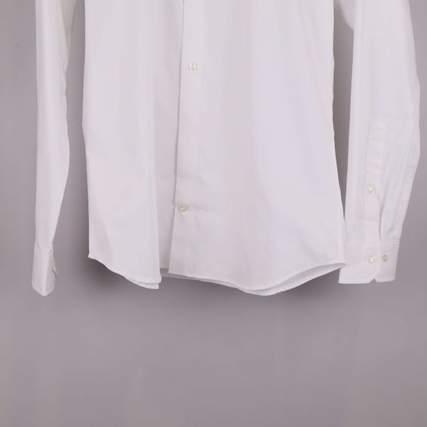 Närbild på skjortans nederdel och knappslå