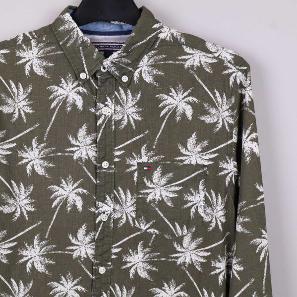 Krage och varumärkesdetalj