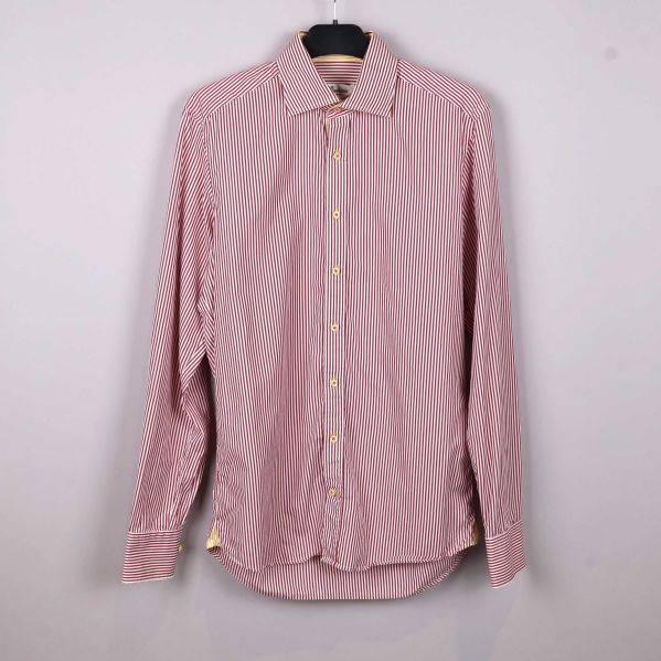 Klassisk randig skjorta framifrån