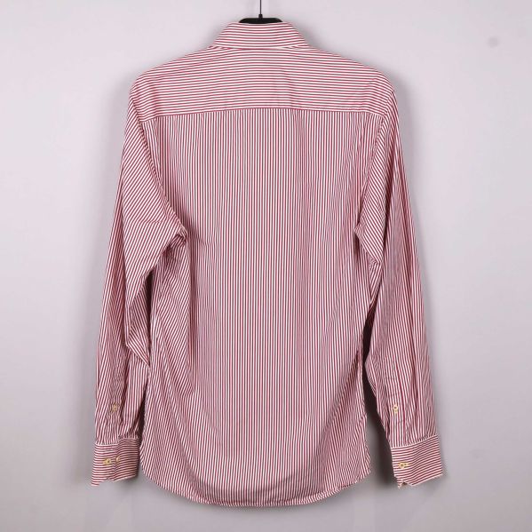 Baksida av randig skjorta