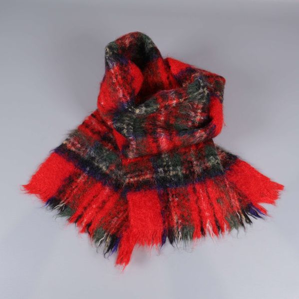 Rutig halsduk med fransar arrangerad i en böljande form