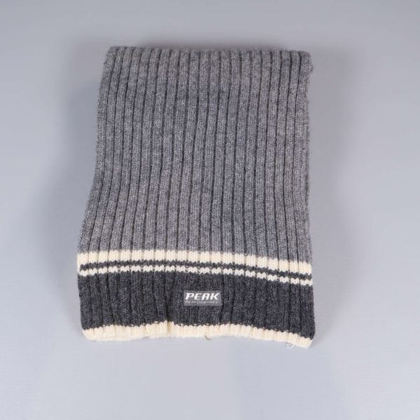 Ribbstickad halsduk i gråton med kontrastränder hopvikt