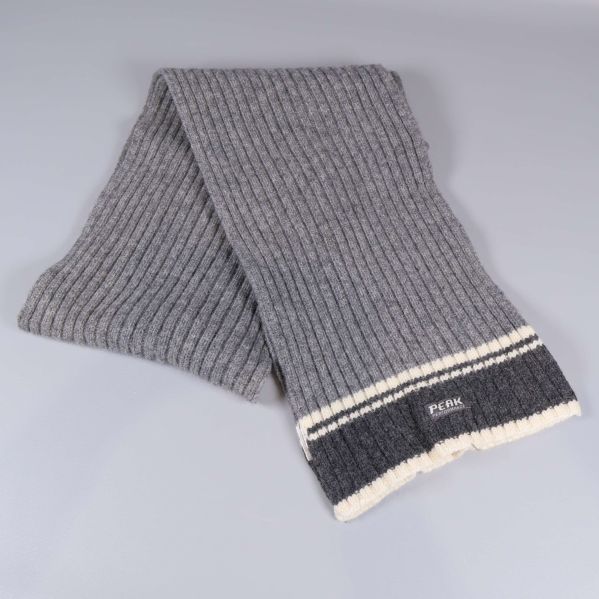 Grå ribbstickad halsduk med vita och mörkgrå ränder