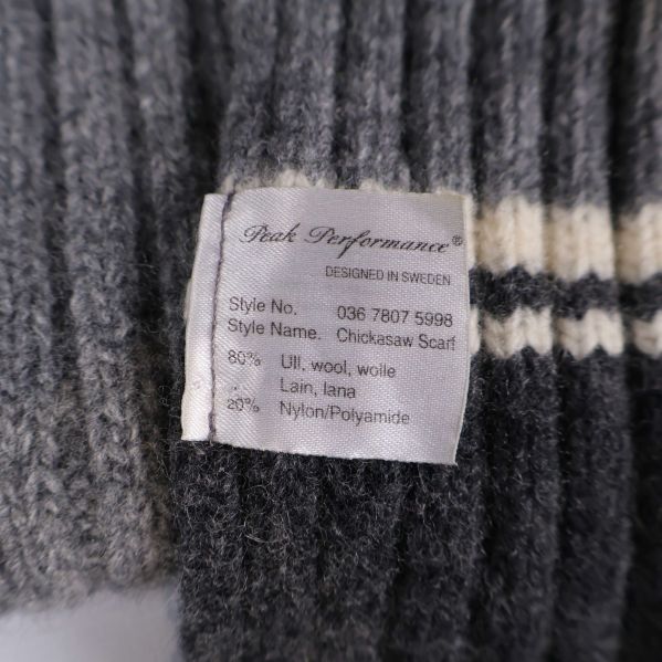 Materiallapp som visar ull och nylon på halsduk