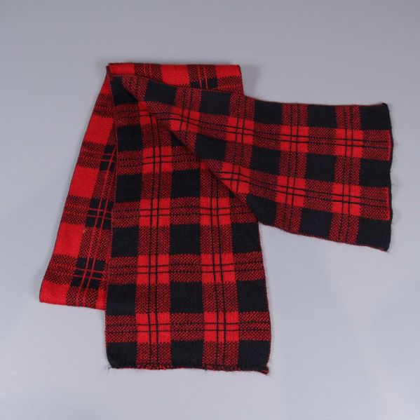 Röd och svart rutig halsduk utspridd i båda ändar