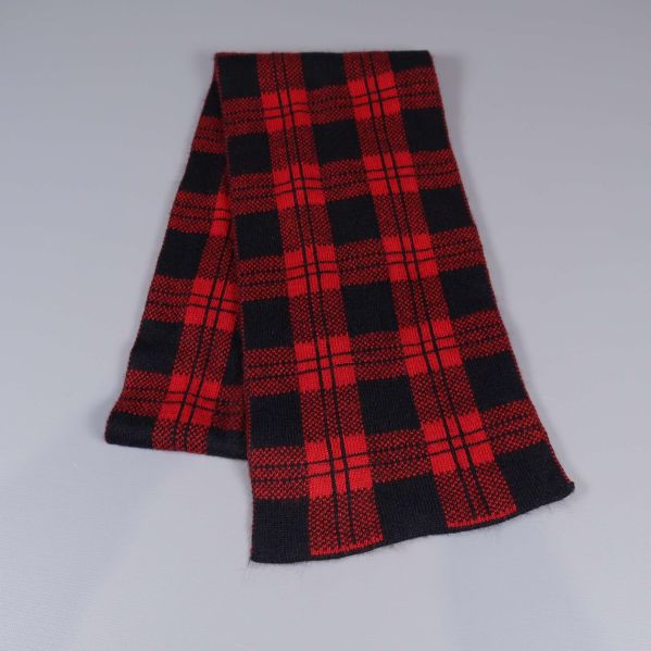 Halsduk i rött och svart rutmönster, utlagd