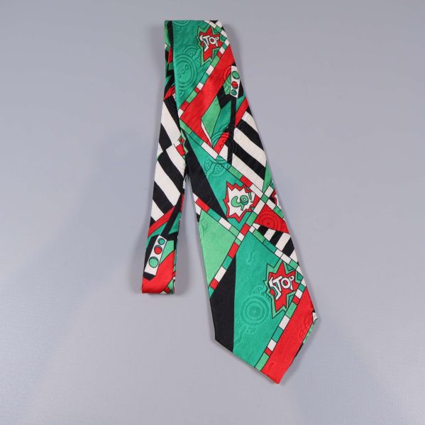 Hela slipsen i utsträckt läge med färgglatt mönster