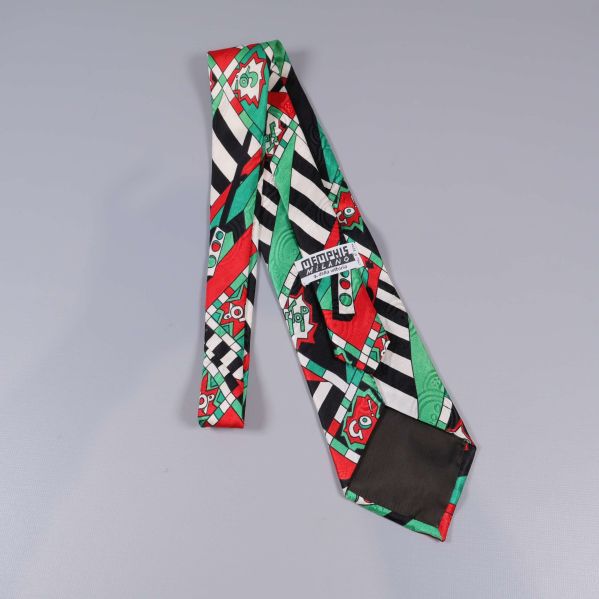 Baksida av slips visar etikett och mönster