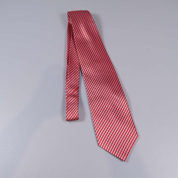 Lång rödvit slips på ljus bakgrund