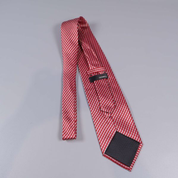 Baksidan av slipsen med söm- och etikett