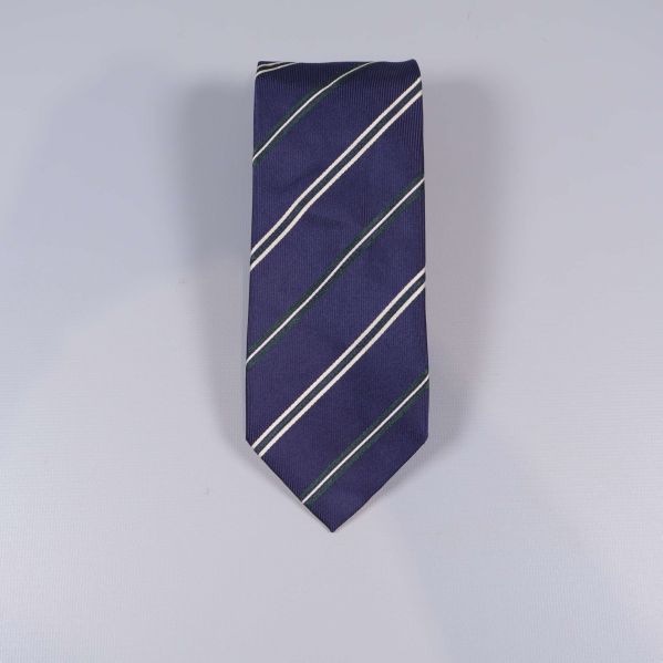 Framsidan av en diagonalrandig mörkblå slips