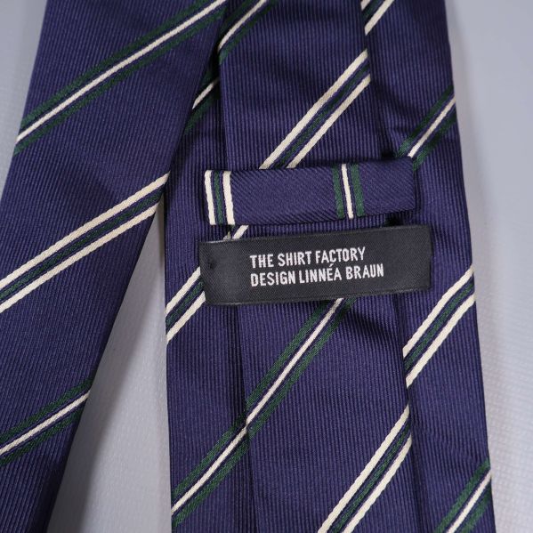 Närbild på etikett: The Shirt Factory Design Linnea Brain