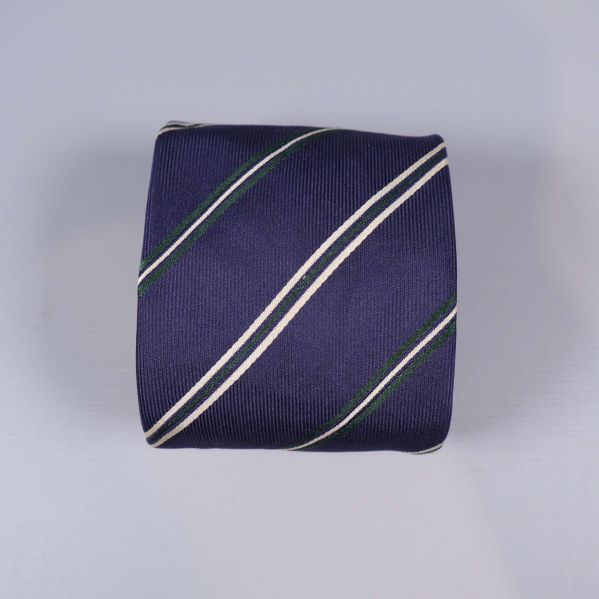 Slips rullad med fokus på diagonalrandigt mönster