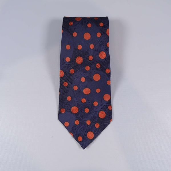 Slips med mörkblå grund och oranga prickar syns uppifrån