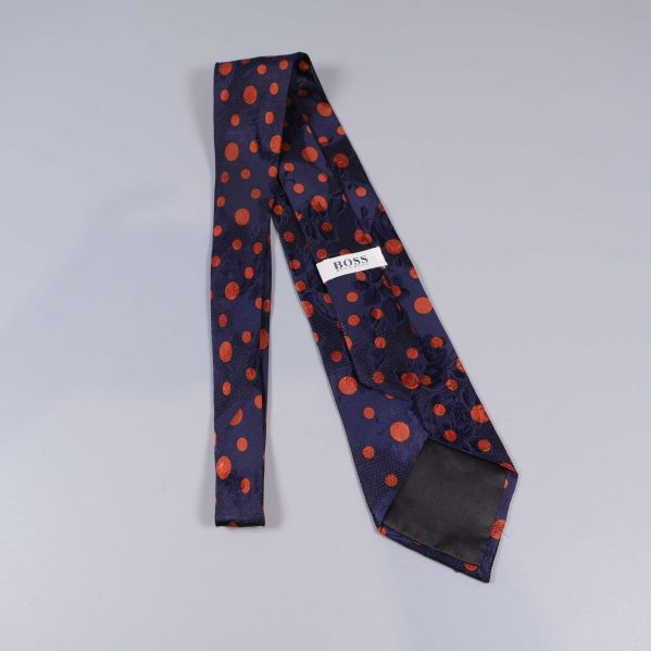 Baksida av slips med synlig Boss-etikett