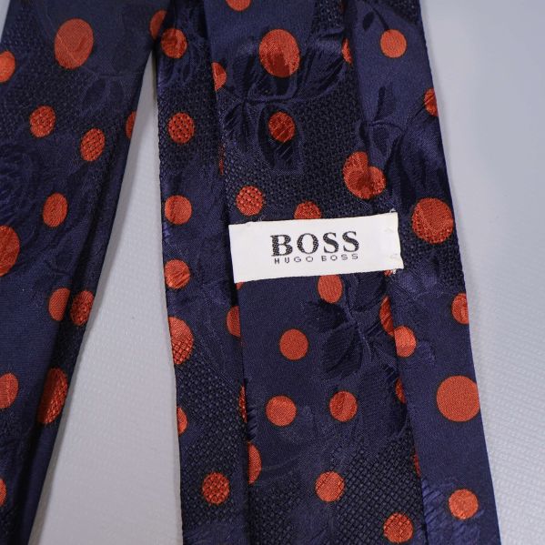 Närbild på etikett från BOSS Hugo Boss inuti slipsen