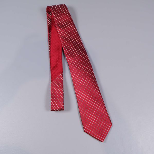 Utslagen röd slips med hela längden synlig