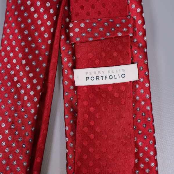 Perry Ellis Portfolio-etikett på slipsens baksida