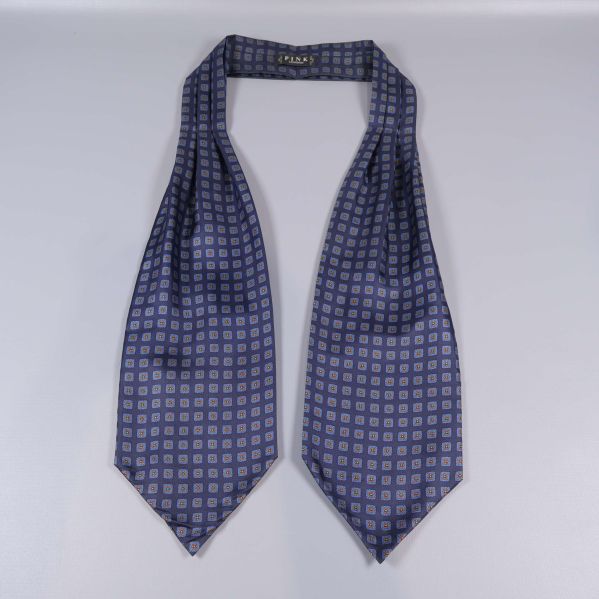 Scarfen med rutigt mönster hängandes uppvikt