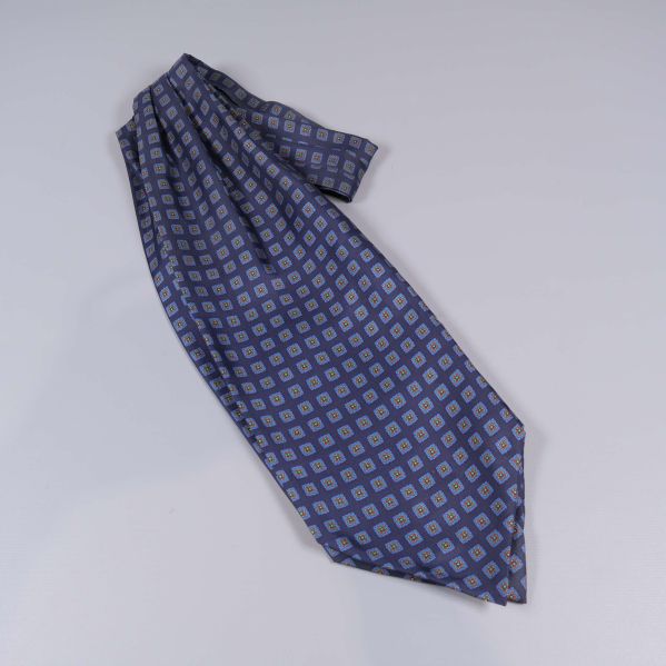 Blå scarf med små rutor utlagd på bord