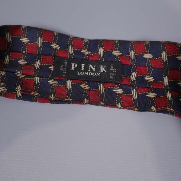 Närbild på etikett med text Pink London