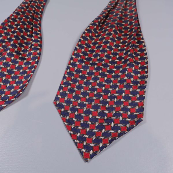 Slipsens spets med färgrikt mönster i fokus