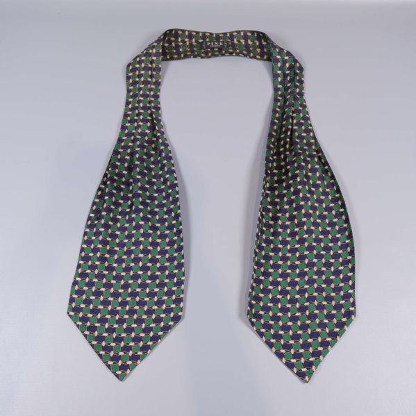 Slips med grafiskt mönster lindad ut på bord