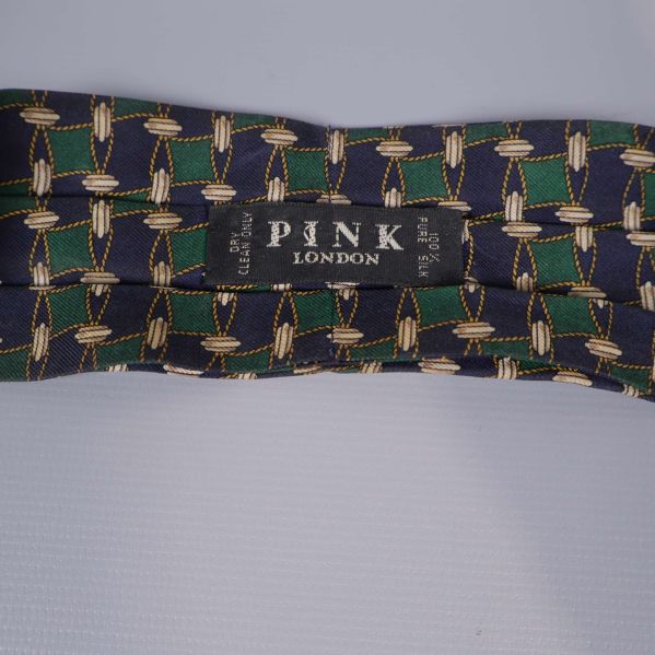 Närbild på märkesskylt Pink London på slips