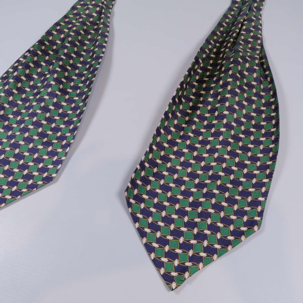 Närbild på slipsens nedre spets med grafiskt mönster