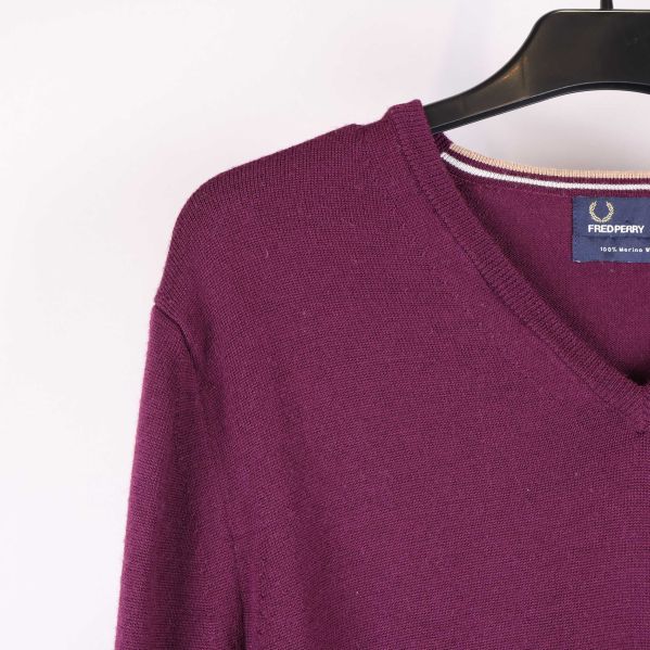 Broderat emblem på tröjan