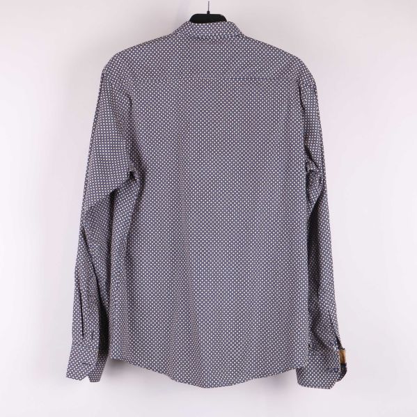 Baksida av skjorta med mönster