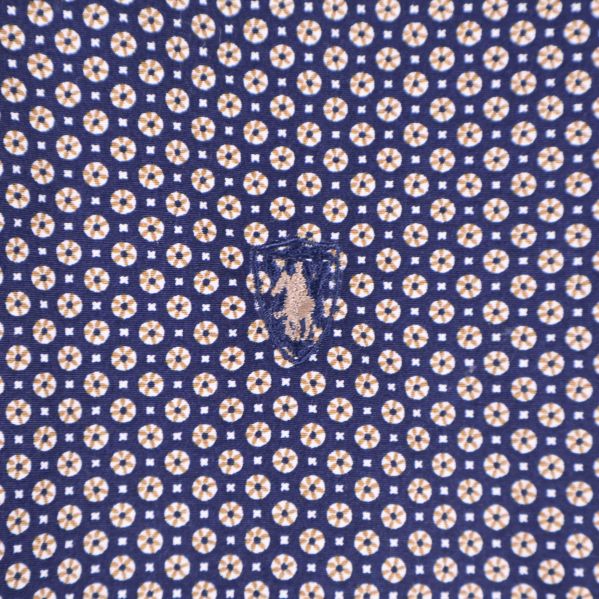 Broderad detalj på bröstet